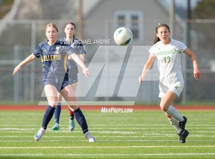Thumbnail 3 in Bellevue vs Roosevelt (WIAA 3A Semifinal) photogallery.