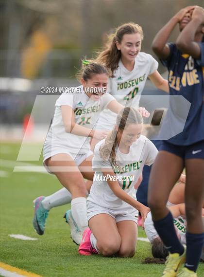 Thumbnail 2 in Bellevue vs Roosevelt (WIAA 3A Semifinal) photogallery.
