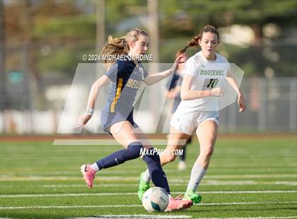 Thumbnail 2 in Bellevue vs Roosevelt (WIAA 3A Semifinal) photogallery.