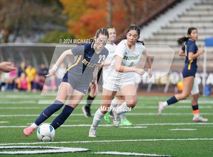 Thumbnail 2 in Bellevue vs Roosevelt (WIAA 3A Semifinal) photogallery.