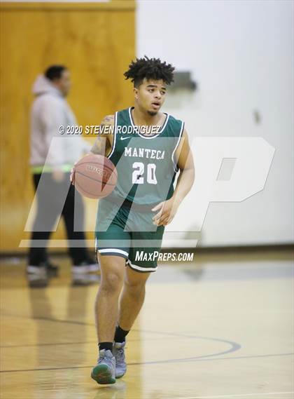 Thumbnail 3 in Clovis East vs. Manteca photogallery.