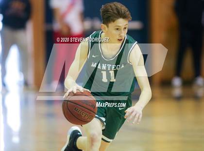 Thumbnail 2 in Clovis East vs. Manteca photogallery.