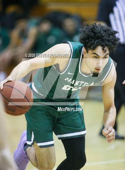 Thumbnail 2 in Clovis East vs. Manteca photogallery.