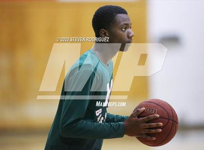 Thumbnail 3 in Clovis East vs. Manteca photogallery.