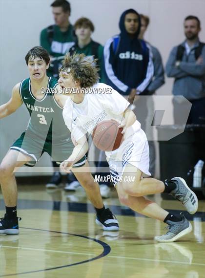 Thumbnail 3 in Clovis East vs. Manteca photogallery.