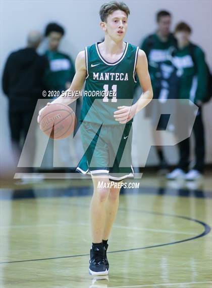 Thumbnail 3 in Clovis East vs. Manteca photogallery.