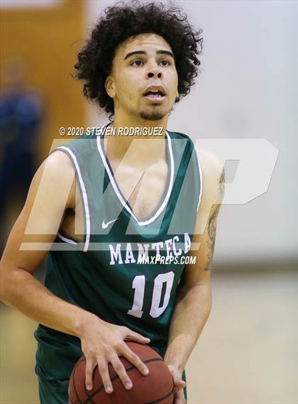 Thumbnail 2 in Clovis East vs. Manteca photogallery.
