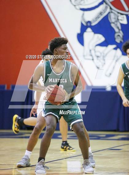 Thumbnail 2 in Clovis East vs. Manteca photogallery.