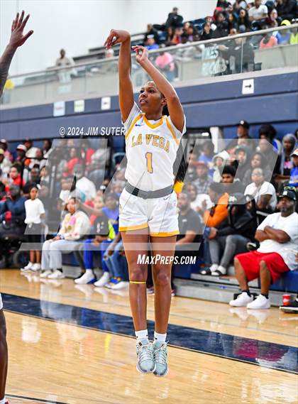 Thumbnail 3 in La Vega vs Madisonville (UIL 4A Reg III Final) photogallery.