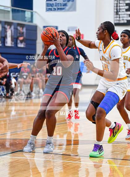 Thumbnail 2 in La Vega vs Madisonville (UIL 4A Reg III Final) photogallery.