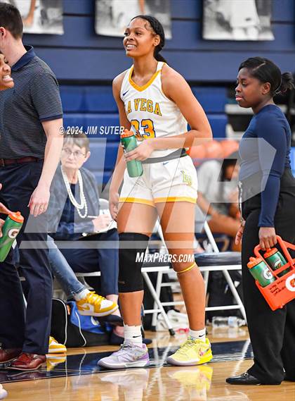 Thumbnail 1 in La Vega vs Madisonville (UIL 4A Reg III Final) photogallery.