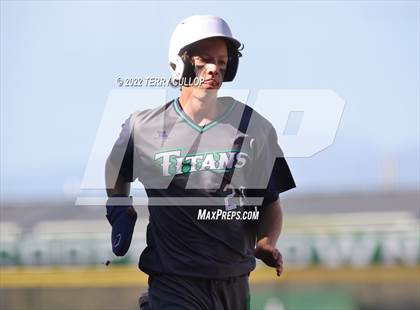 Thumbnail 1 in Kearns vs. Syracuse (UHSAA 6A Regionals Game 3) photogallery.