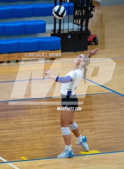 Thumbnail 2 in Cathedral vs. Brownsburg (IHSAA 4A Regional semi-final) photogallery.