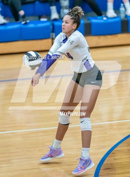 Thumbnail 2 in Cathedral vs. Brownsburg (IHSAA 4A Regional semi-final) photogallery.