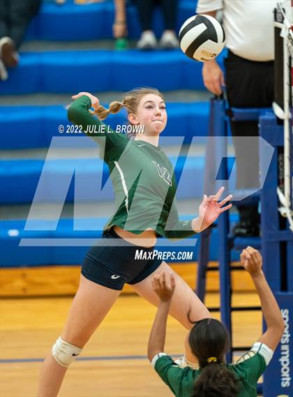 Thumbnail 3 in Cathedral vs. Brownsburg (IHSAA 4A Regional semi-final) photogallery.