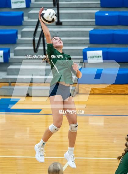 Thumbnail 2 in Cathedral vs. Brownsburg (IHSAA 4A Regional semi-final) photogallery.