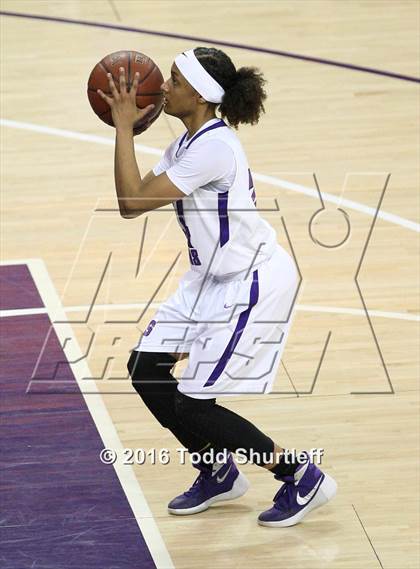 Thumbnail 2 in Sacramento vs. Elk Grove (CIF NorCal Regional D2 Final) photogallery.
