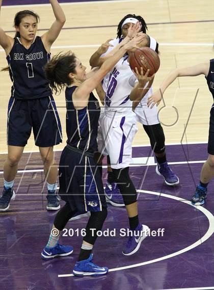 Thumbnail 3 in Sacramento vs. Elk Grove (CIF NorCal Regional D2 Final) photogallery.