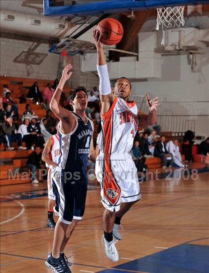 Thumbnail 3 in Maranatha Christian vs. Apple Valley (MaxPreps Holiday Classic) photogallery.
