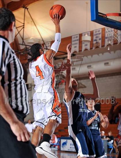 Thumbnail 3 in Maranatha Christian vs. Apple Valley (MaxPreps Holiday Classic) photogallery.