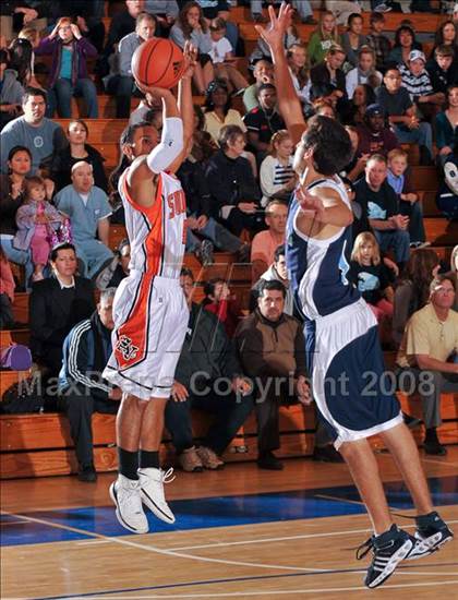 Thumbnail 1 in Maranatha Christian vs. Apple Valley (MaxPreps Holiday Classic) photogallery.