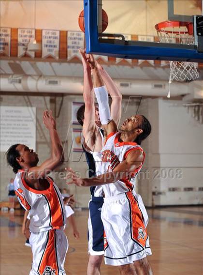 Thumbnail 1 in Maranatha Christian vs. Apple Valley (MaxPreps Holiday Classic) photogallery.
