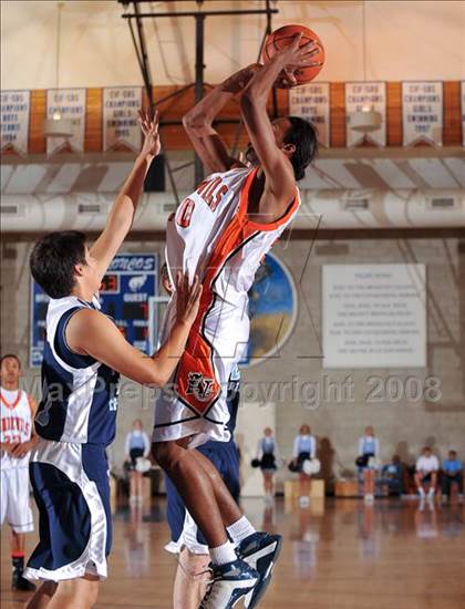 Thumbnail 2 in Maranatha Christian vs. Apple Valley (MaxPreps Holiday Classic) photogallery.