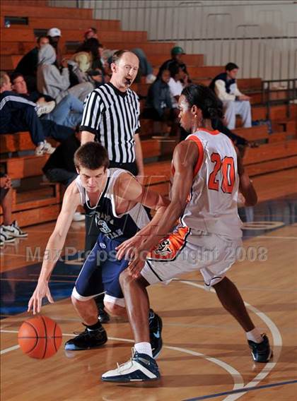 Thumbnail 3 in Maranatha Christian vs. Apple Valley (MaxPreps Holiday Classic) photogallery.