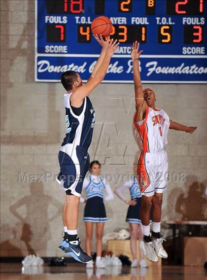 Thumbnail 2 in Maranatha Christian vs. Apple Valley (MaxPreps Holiday Classic) photogallery.