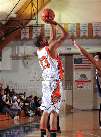 Thumbnail 3 in Maranatha Christian vs. Apple Valley (MaxPreps Holiday Classic) photogallery.