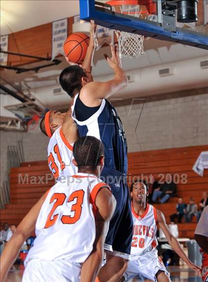 Thumbnail 3 in Maranatha Christian vs. Apple Valley (MaxPreps Holiday Classic) photogallery.