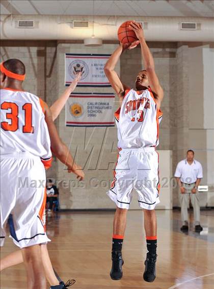 Thumbnail 2 in Maranatha Christian vs. Apple Valley (MaxPreps Holiday Classic) photogallery.