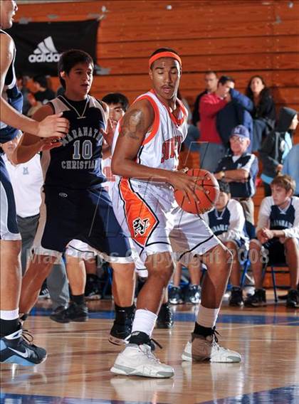 Thumbnail 3 in Maranatha Christian vs. Apple Valley (MaxPreps Holiday Classic) photogallery.