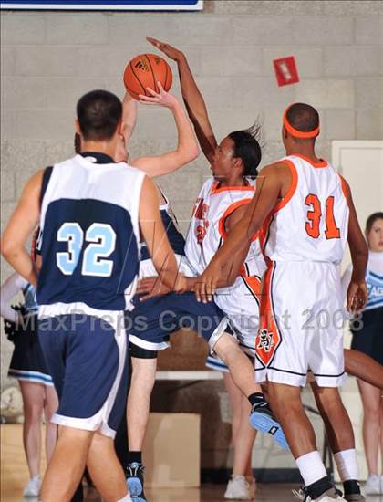 Thumbnail 3 in Maranatha Christian vs. Apple Valley (MaxPreps Holiday Classic) photogallery.