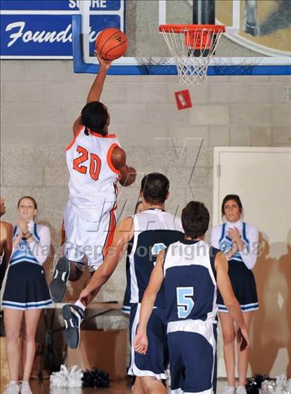 Thumbnail 3 in Maranatha Christian vs. Apple Valley (MaxPreps Holiday Classic) photogallery.