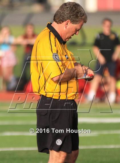 Thumbnail 2 in Covina vs La Canada (CIF SS D6 Quarterfinal) photogallery.
