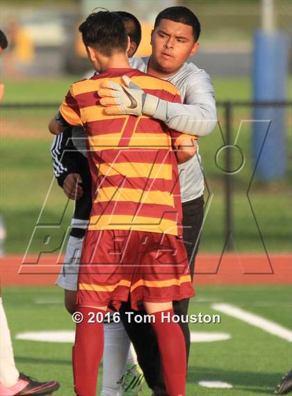 Thumbnail 2 in Covina vs La Canada (CIF SS D6 Quarterfinal) photogallery.