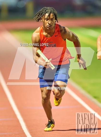 Thumbnail 3 in Panther Relays (4x400M) photogallery.