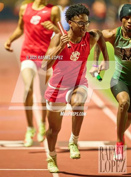Thumbnail 3 in Panther Relays (4x400M) photogallery.