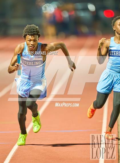 Thumbnail 2 in Panther Relays (4x400M) photogallery.