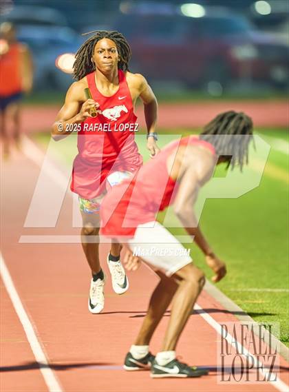Thumbnail 2 in Panther Relays (4x400M) photogallery.