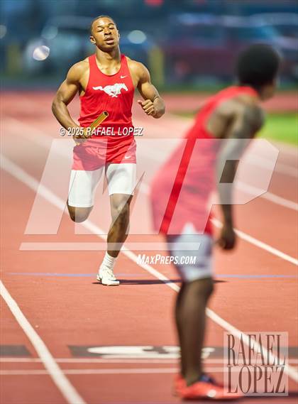 Thumbnail 2 in Panther Relays (4x400M) photogallery.