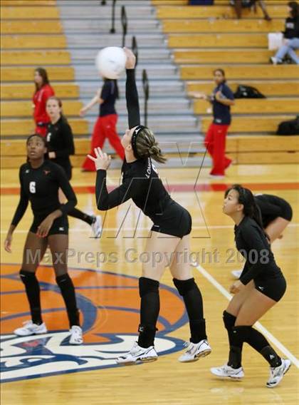 Thumbnail 2 in Dobie vs Tomball (Nike Volleyball Classic) photogallery.