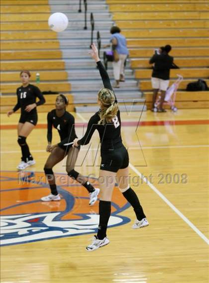 Thumbnail 2 in Dobie vs Tomball (Nike Volleyball Classic) photogallery.