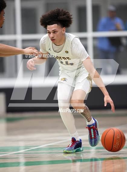 Thumbnail 1 in Mt. Pleasant vs. Denison (UIL 5A D2 Bi-District Basketball Playoff) photogallery.