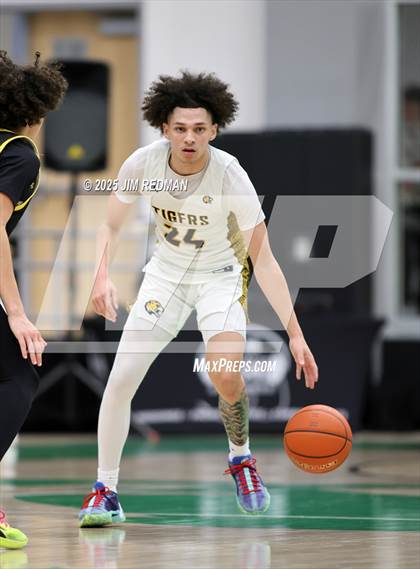 Thumbnail 3 in Mt. Pleasant vs. Denison (UIL 5A D2 Bi-District Basketball Playoff) photogallery.