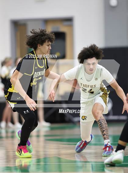 Thumbnail 3 in Mt. Pleasant vs. Denison (UIL 5A D2 Bi-District Basketball Playoff) photogallery.