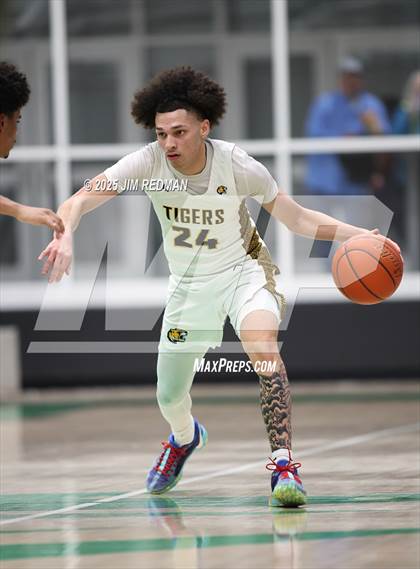 Thumbnail 1 in Mt. Pleasant vs. Denison (UIL 5A D2 Bi-District Basketball Playoff) photogallery.