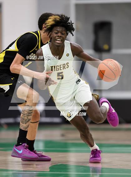 Thumbnail 2 in Mt. Pleasant vs. Denison (UIL 5A D2 Bi-District Basketball Playoff) photogallery.