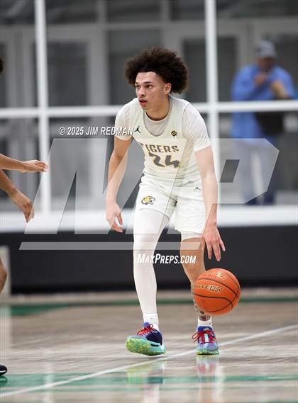 Thumbnail 3 in Mt. Pleasant vs. Denison (UIL 5A D2 Bi-District Basketball Playoff) photogallery.